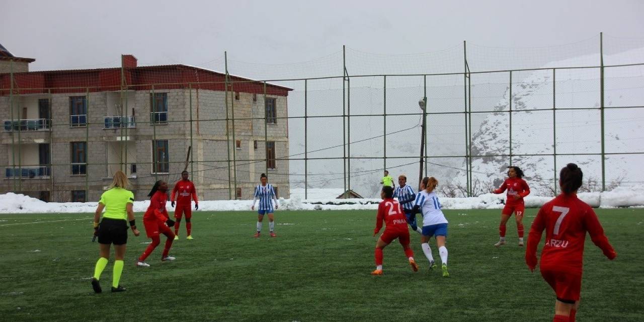 Kadınlar Süper Ligi: Hakkarigücü Spor: 4 - Adana İdman Yurdu: 0