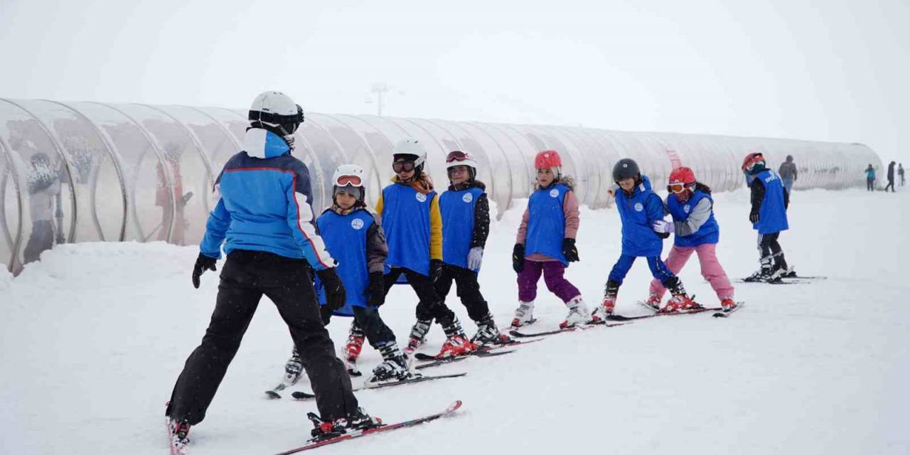 Erciyes Kayak Okulu’nda 200 Kişi İlk Defa Kayak Öğreniyor