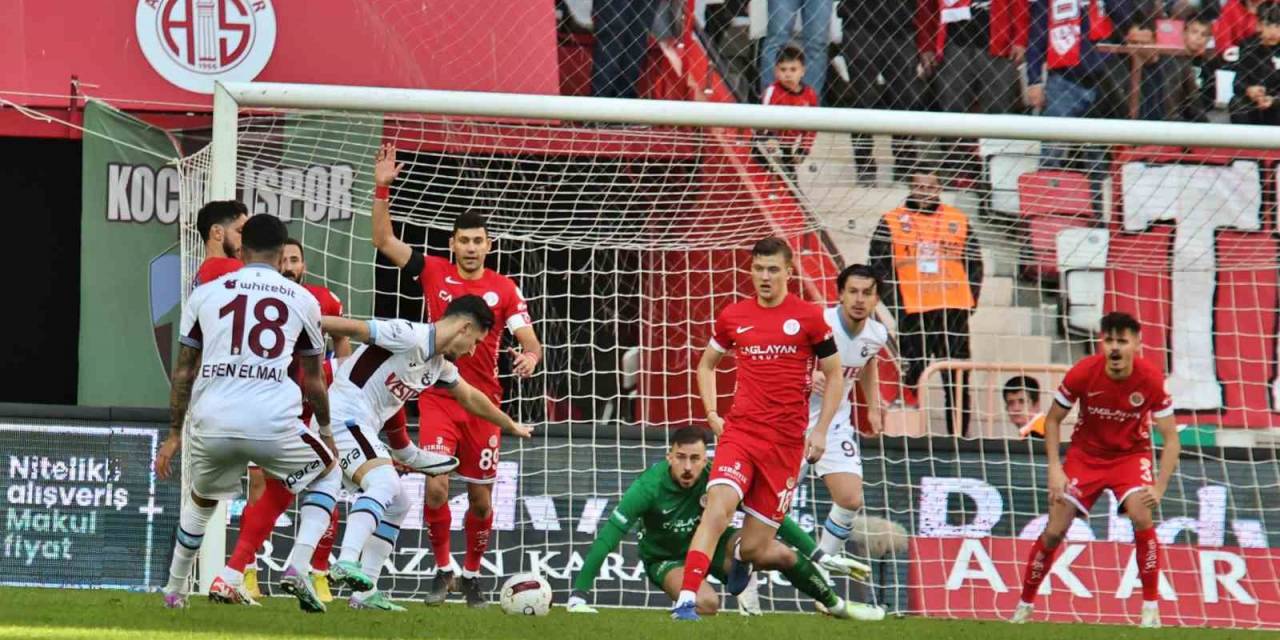 Trendyol Süper Lig: Antalyaspor: 0 - Trabzonspor: 1 (İlk Yarı)