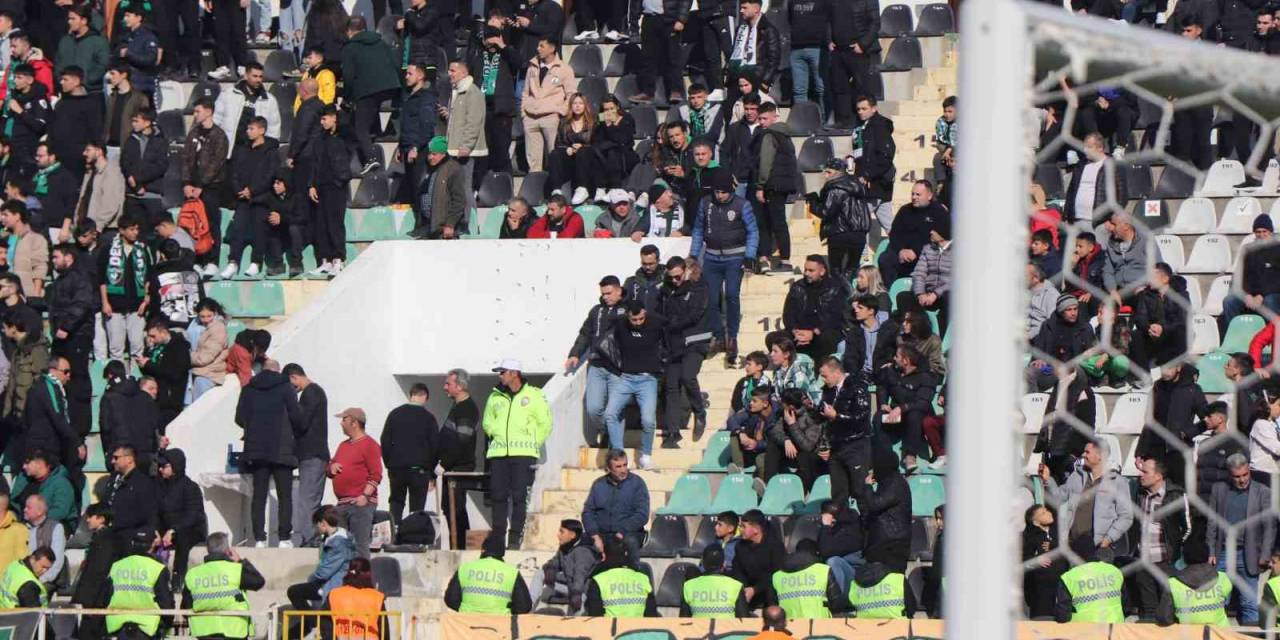 Sahaya Sis Ve Su Atan Taraftar Gözaltına Alındı