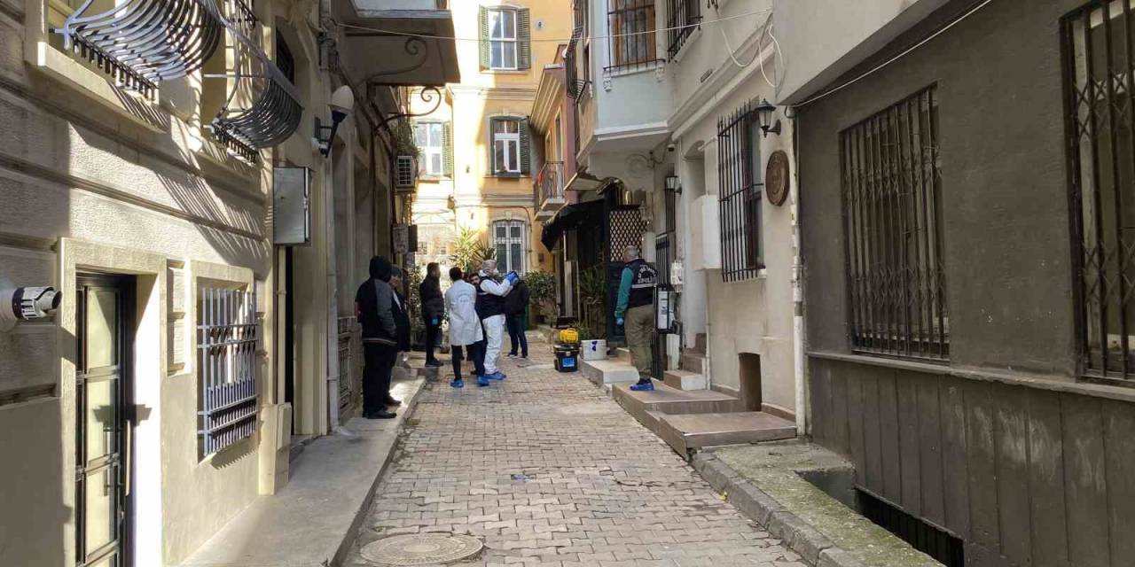 Galata’da Şüpheli Ölüm: Norveçli Turist Ölü Bulundu, Yunan Turist Hastanede