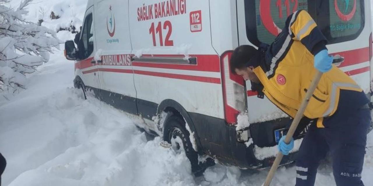 Bitlis’te Hasta Almaya Giden Ambulans Yolda Mahsur Kaldı