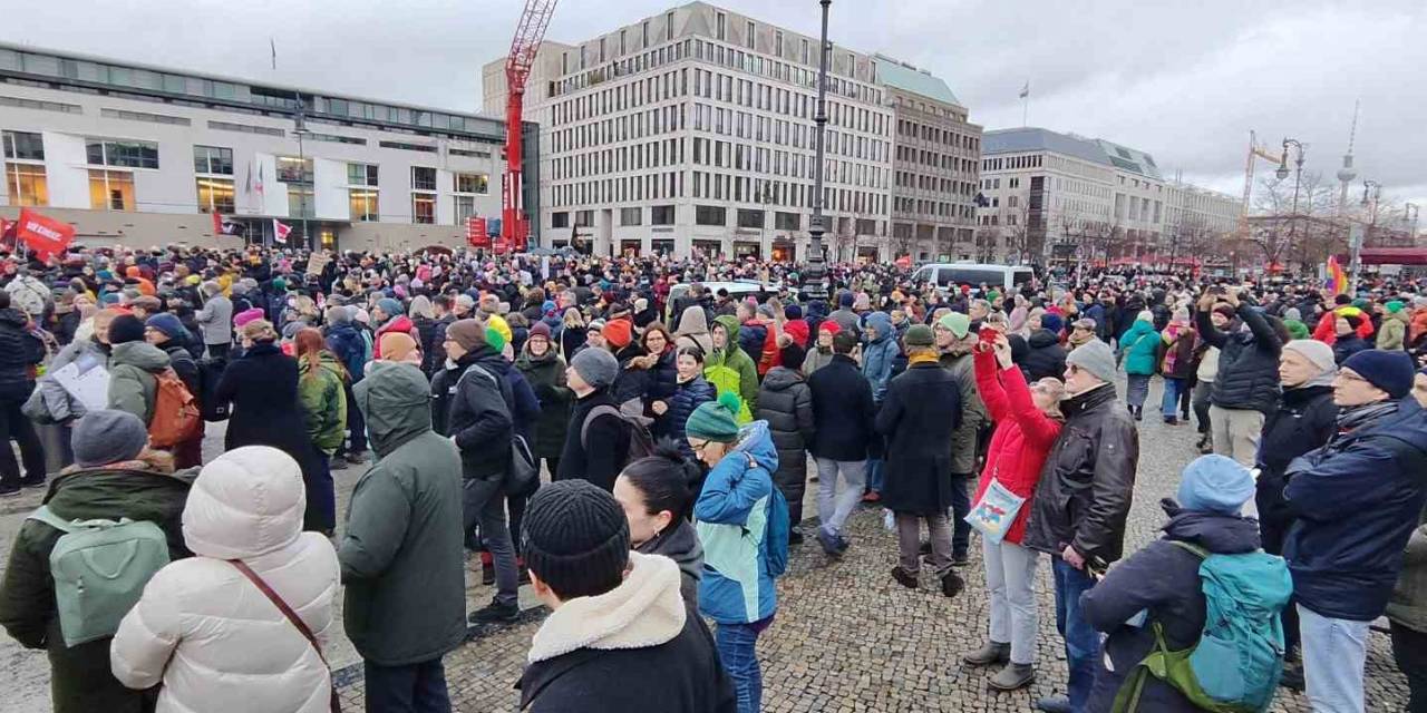 Almanya’da Aşırı Sağcı Afd Partisi Ve Irkçılık Karşıtı Protesto
