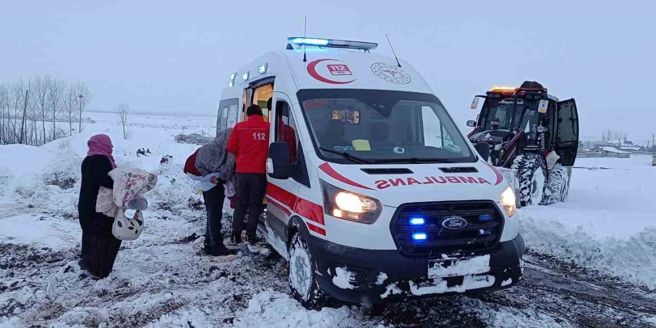 Hasta Almaya Giderken Kara Saplanan Ambulansı Karla Mücadele Ekipleri Kurtardı
