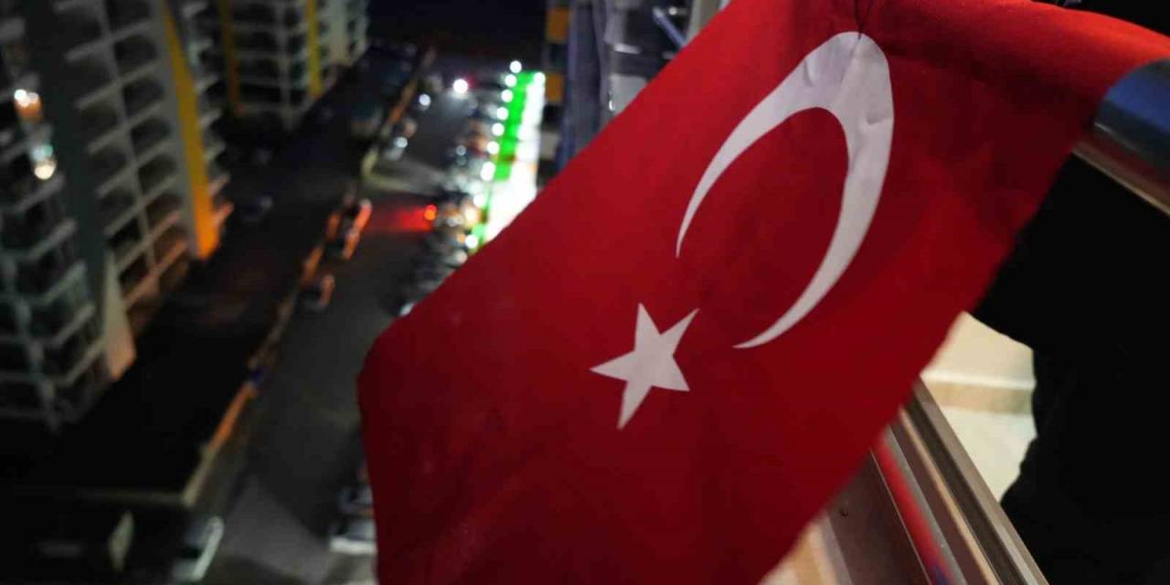 Belediye Hoparlörden Duyurdu, Vatandaşlar Şehitler İçin Evine Türk Bayrağı Astı