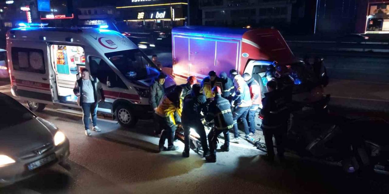 Gebze'de Kamyonet Bariyerlere Ok Gibi Saplandı: 1 Yaralı