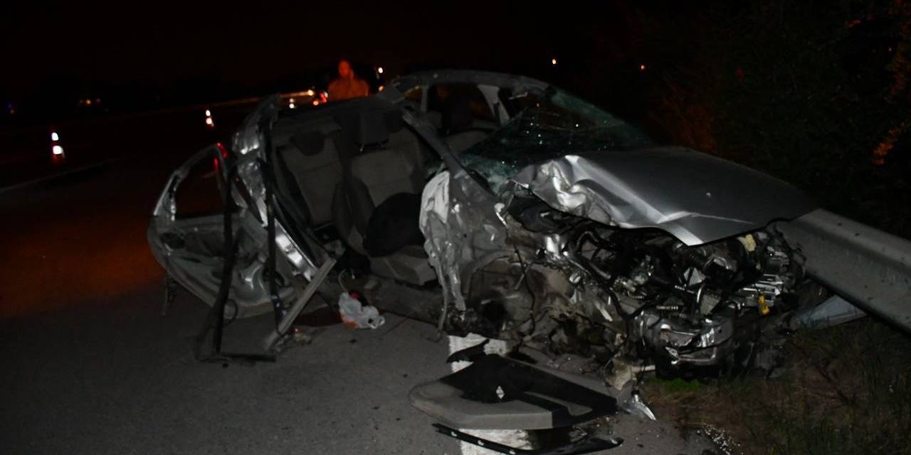 Hatay’da Bariyerlere Çarpan Otomobil Hurdaya Döndü: 1 Ölü