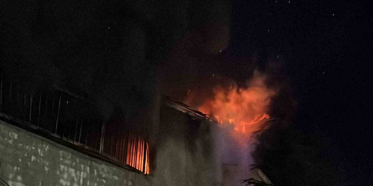 Beyaz Eşya Deposunda Çıkan Yangın Güçlükle Söndürüldü