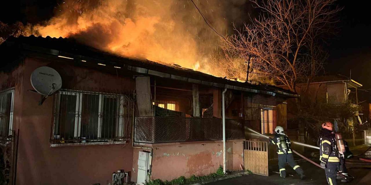 Tek Katlı Ev Alev Alev Yandı, Gecenin Karanlığını Alevler Aydınlattı