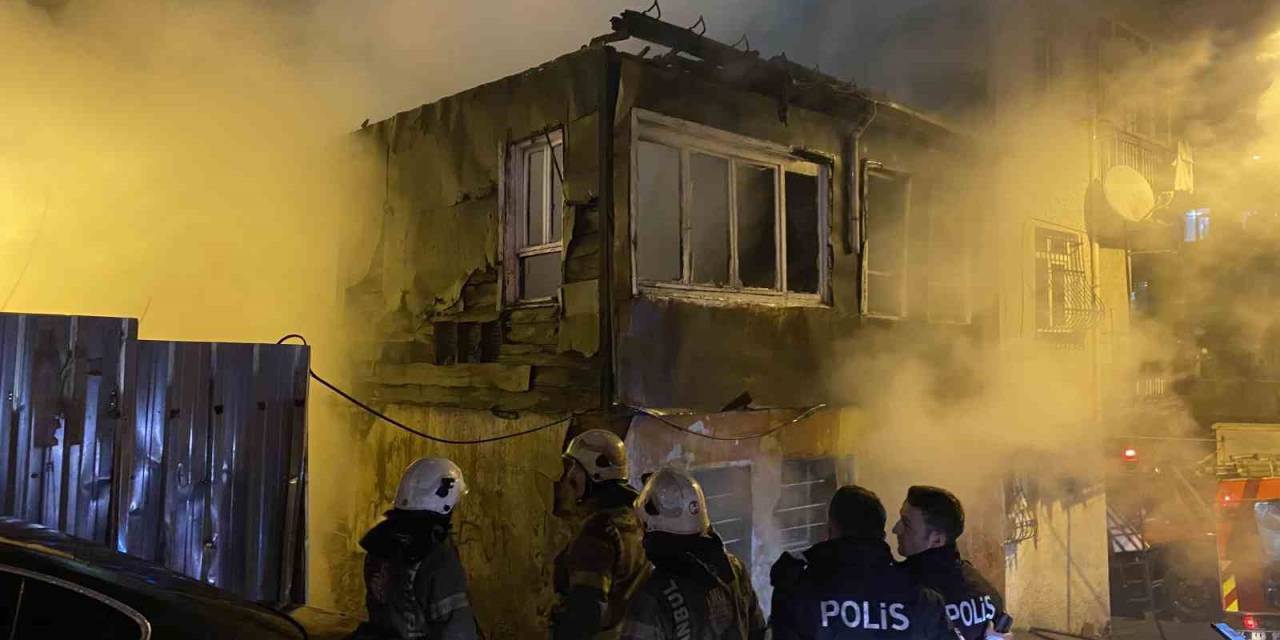 Fatih’te Metruk Bina Alev Alev Yandı