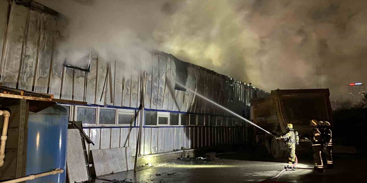 Beylikdüzü’nde Sanayi Sitesinde Korkutan Yangın: Üretim Tesisi Alev Alev Yandı