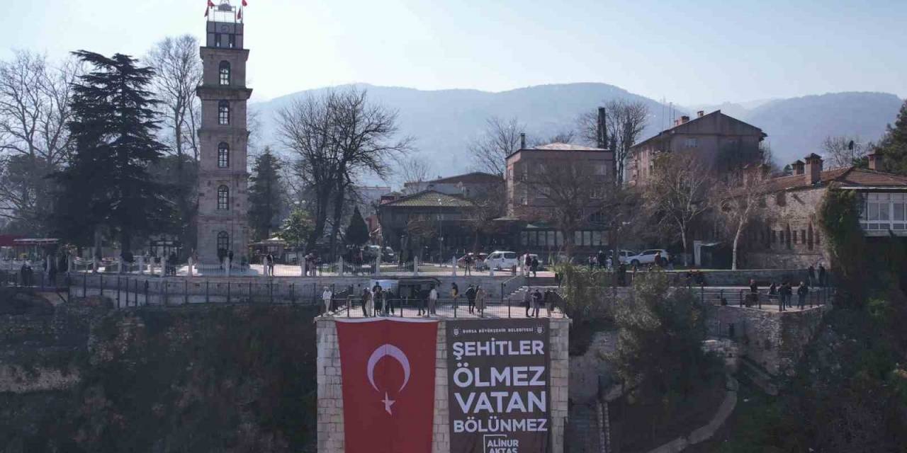 Bursa’da Başını Kaldıran O Yazıyı Okudu: "şehitler Ölmez Vatan Bölünmez”