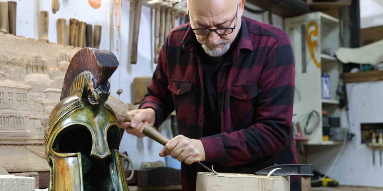 35 Metrekarelik Atölyede Ürettiği Ahşapları Avrupa’ya Satıyor