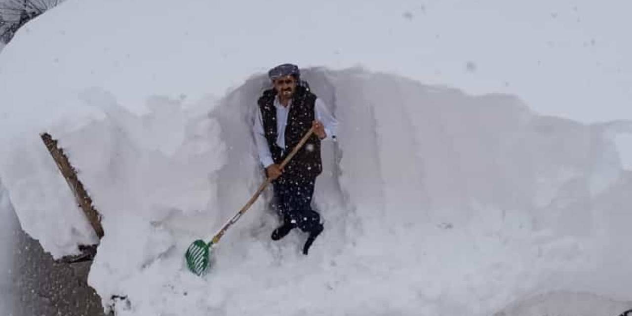 Şemdinli’de Evler Kara Gömüldü