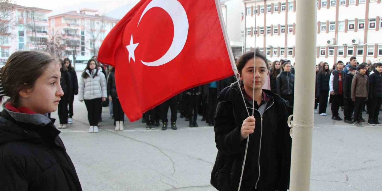 Öğrencilerden Pençe-kilit Şehitleri İçin Saygı Duruşu