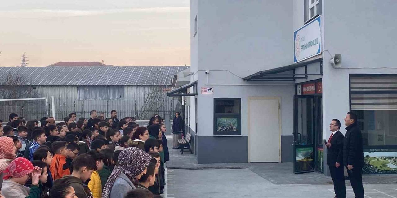 Öğrencilerden Şehitler İçin Saygı Duruşu