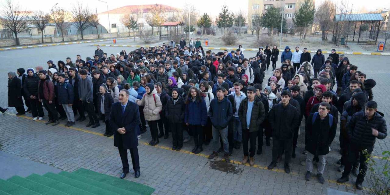 Muş’ta Şehitler İçin Bir Dakikalık Saygı Duruşunda Bulunuldu