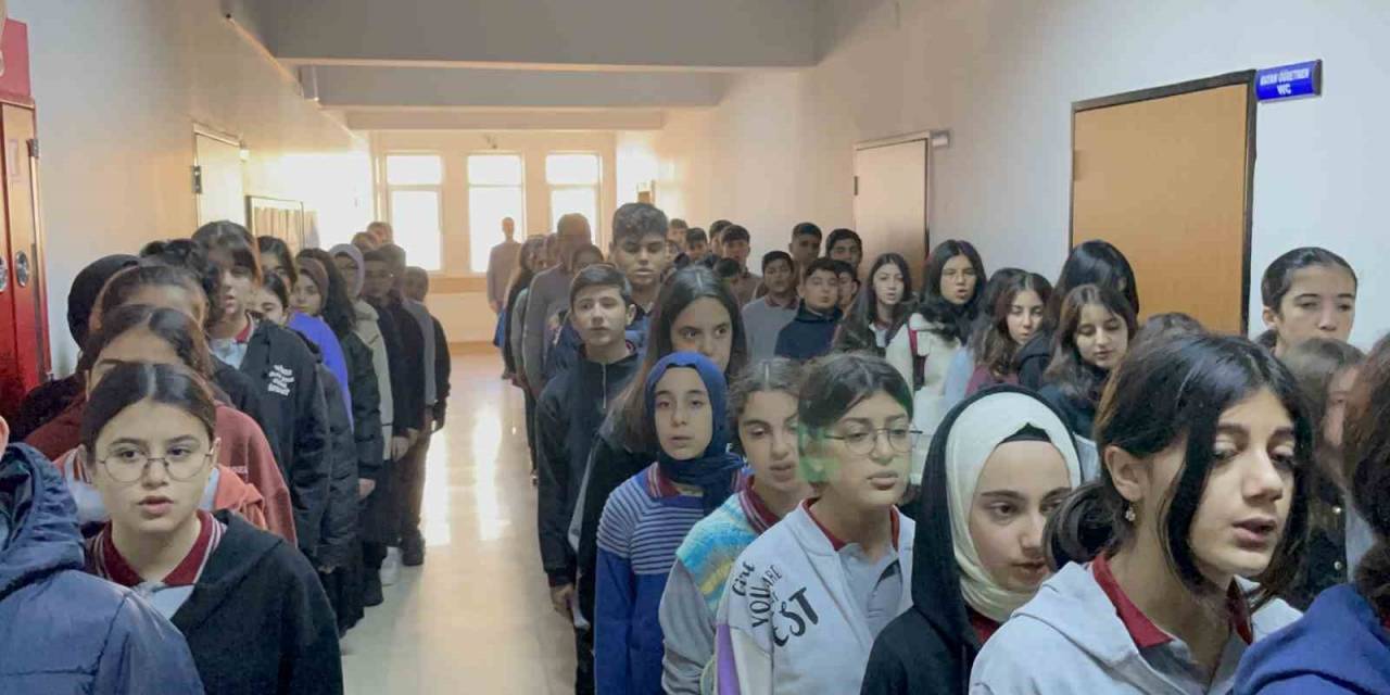 Tatvan’daki Okullarda Şehitler İçin Saygı Duruşunda Bulunuldu