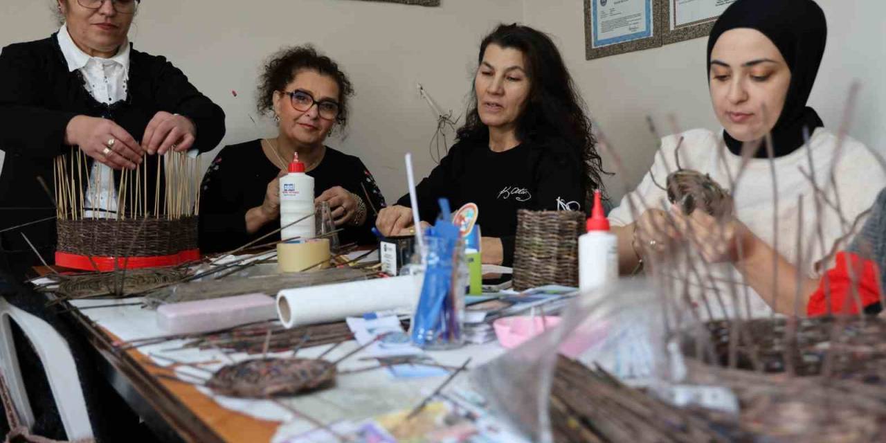 İzmirli Kadınlar Atık Kağıtlardan Sepet Örüyor