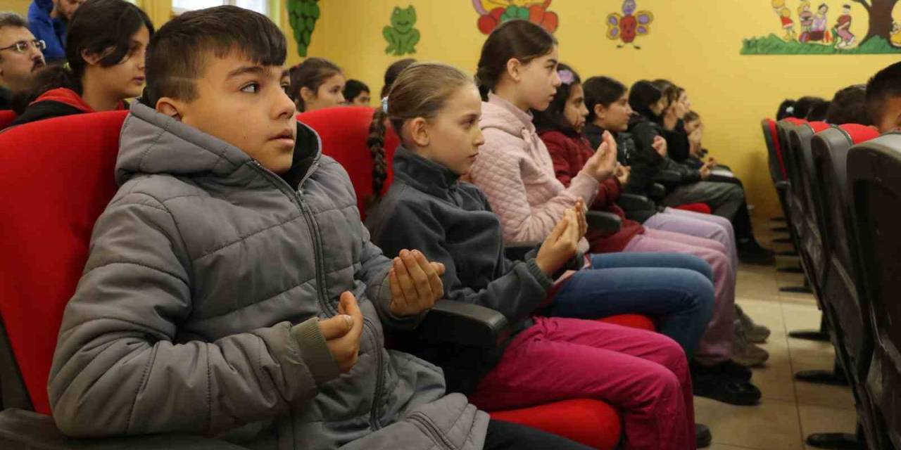 Amasya’da Köy Okulunda Eller Şehitler İçin Semaya Kalktı