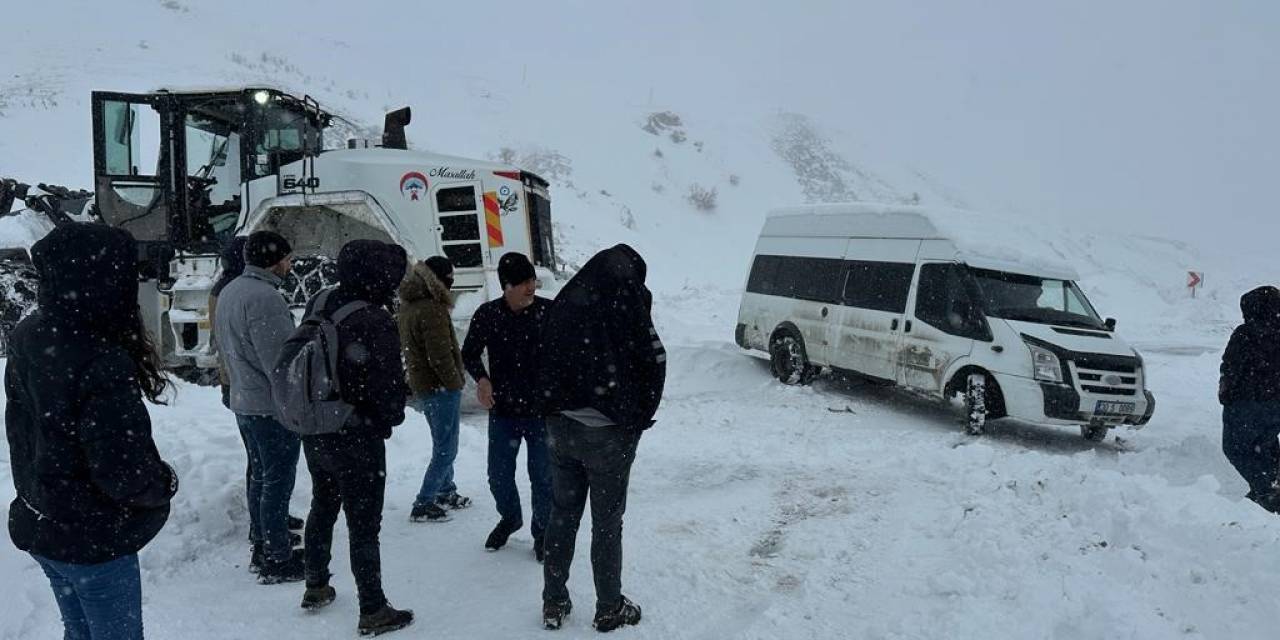 Hakkari’de Karla Mücadele Çalışması Devam Ediyor