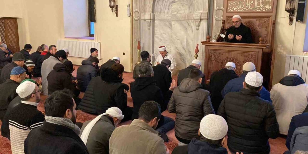 Eller Şehitler İçin Semaya Kalktı