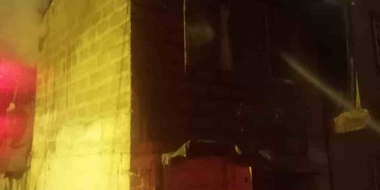 Mersin Tarsus’ta Biri Metruk İki Ev Yandı