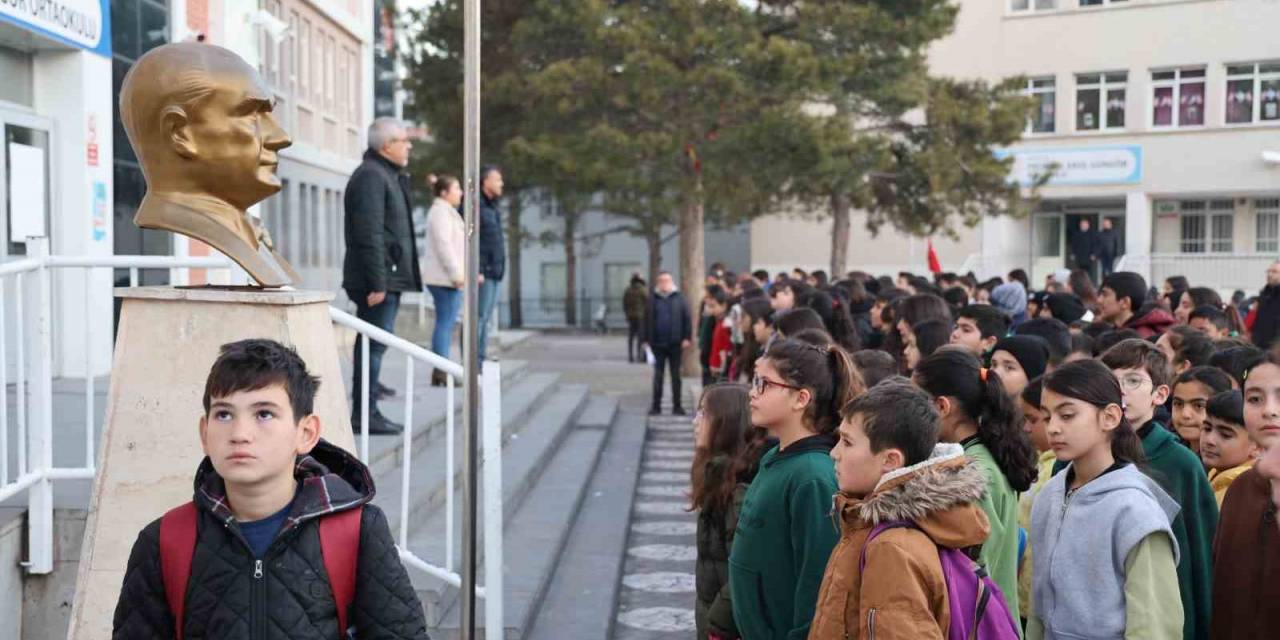 Öğrenciler Şehitleri Andı