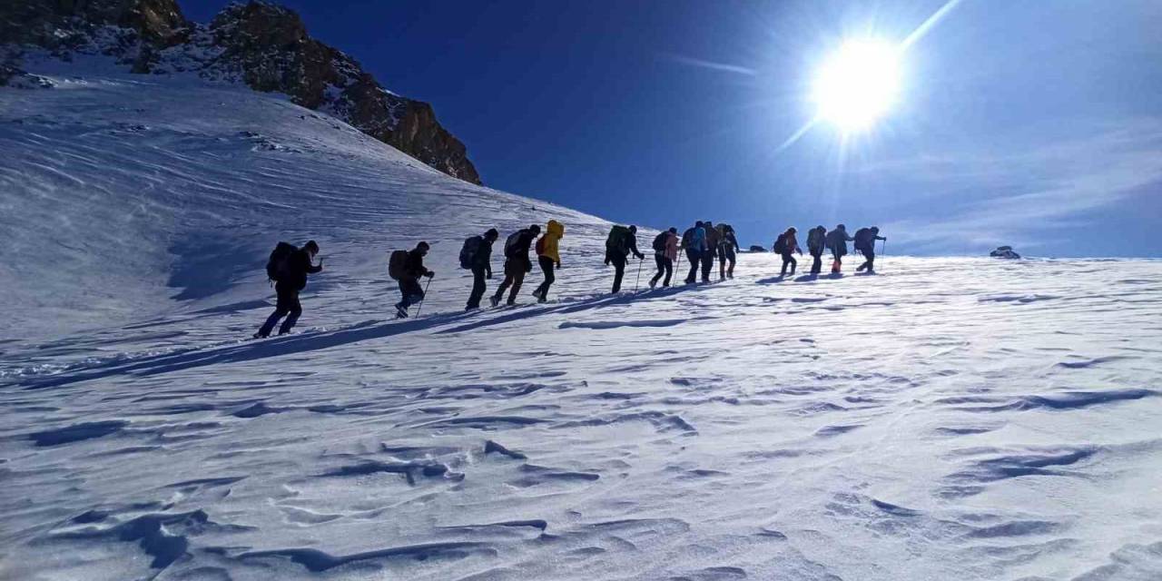 Doğa Severler 3 Bin 100 Rakımlı Kelespi Dağı’na Tırmandı