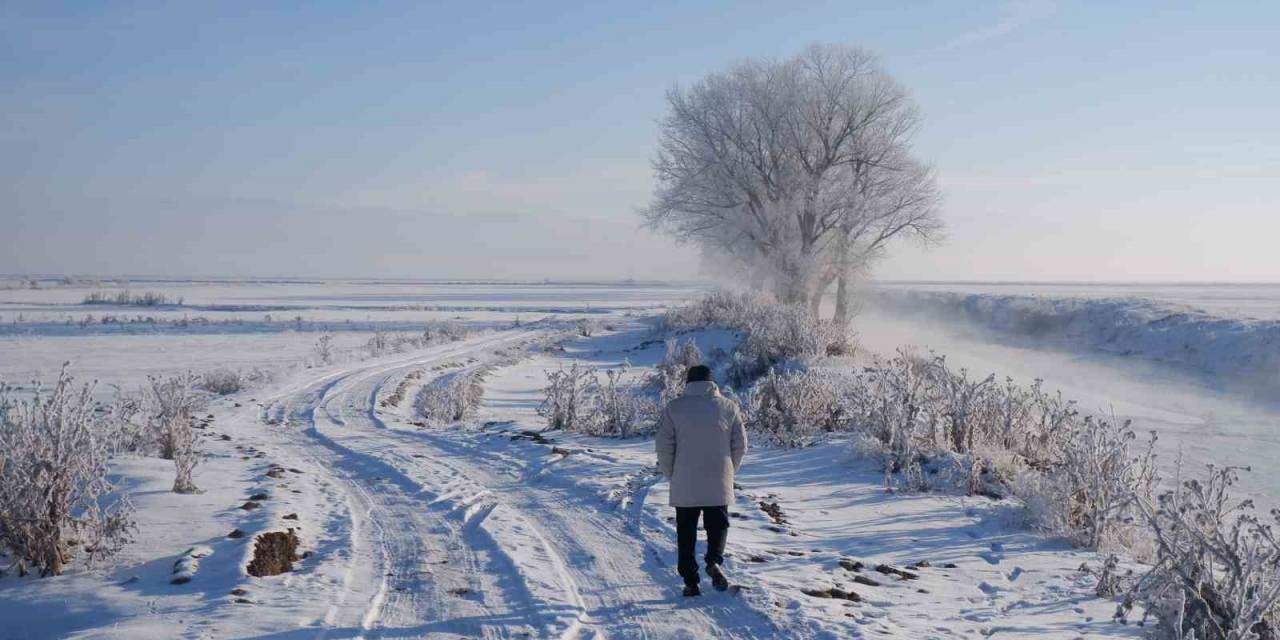 Erzurum Dondu, Termometreler -21’i Gösterdi