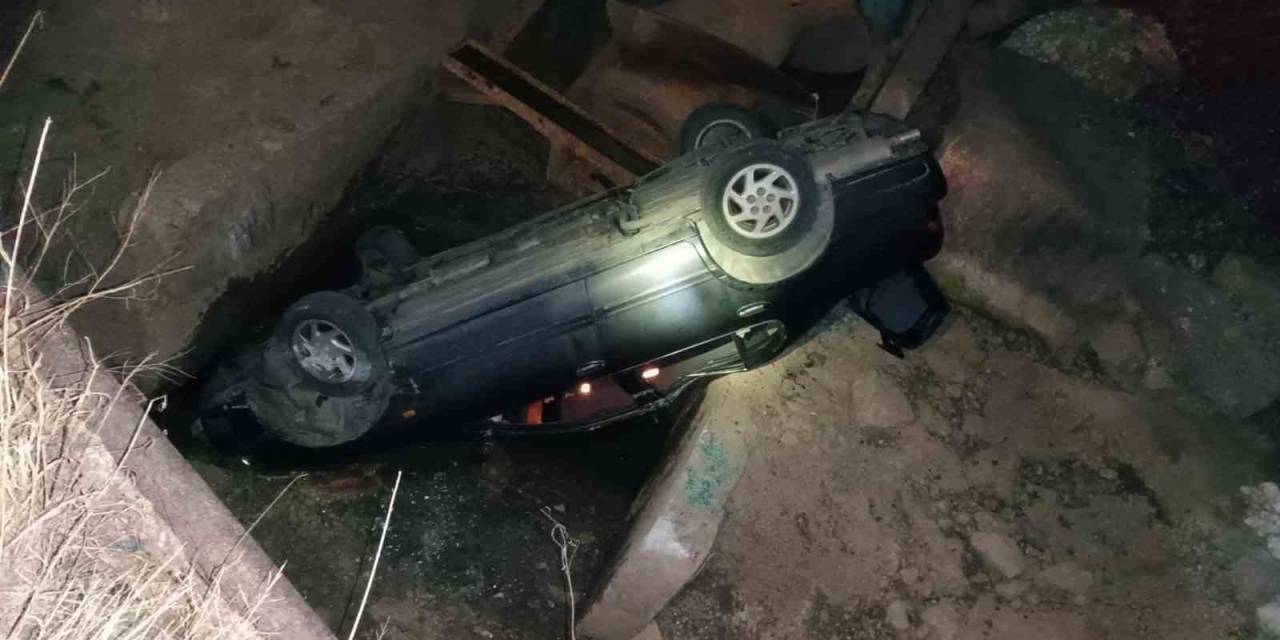 Kontrolden Çıkan Otomobil Sulama Kanalına Düştü: 2 Yaralı