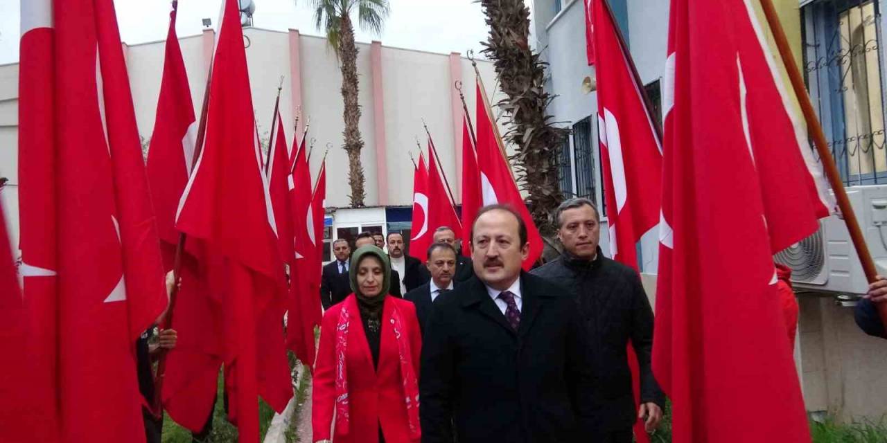 Mersin’de Şehitler Okullarda Anıldı, Bayrak Gençlere Teslim Edildi