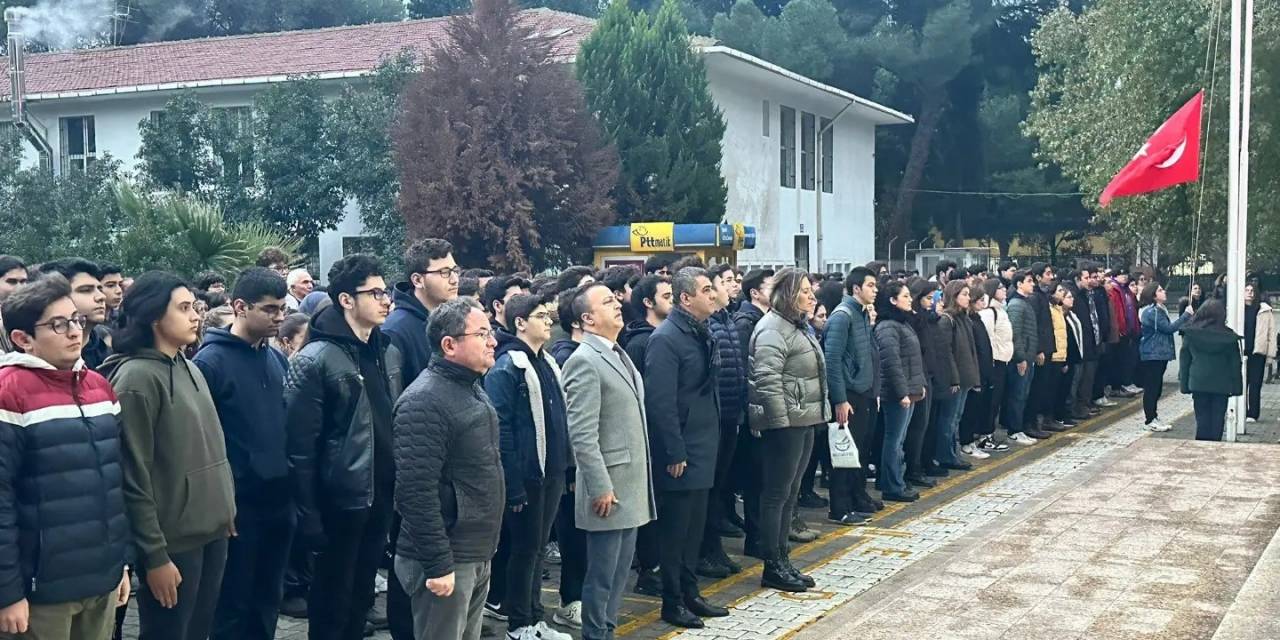 Aydın’da Öğretmen Ve Öğrenciler Şehitler İçin Saygı Duruşunda Bulundu
