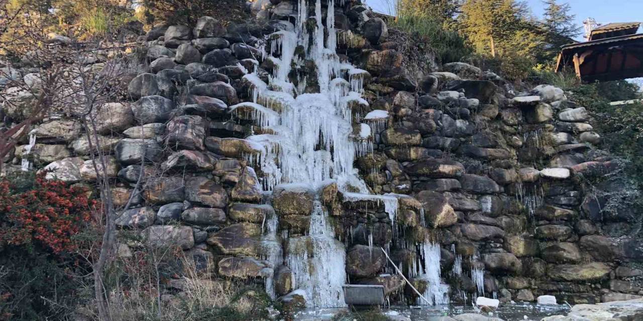 Bilecik’te Süs Şelalesi Dondu