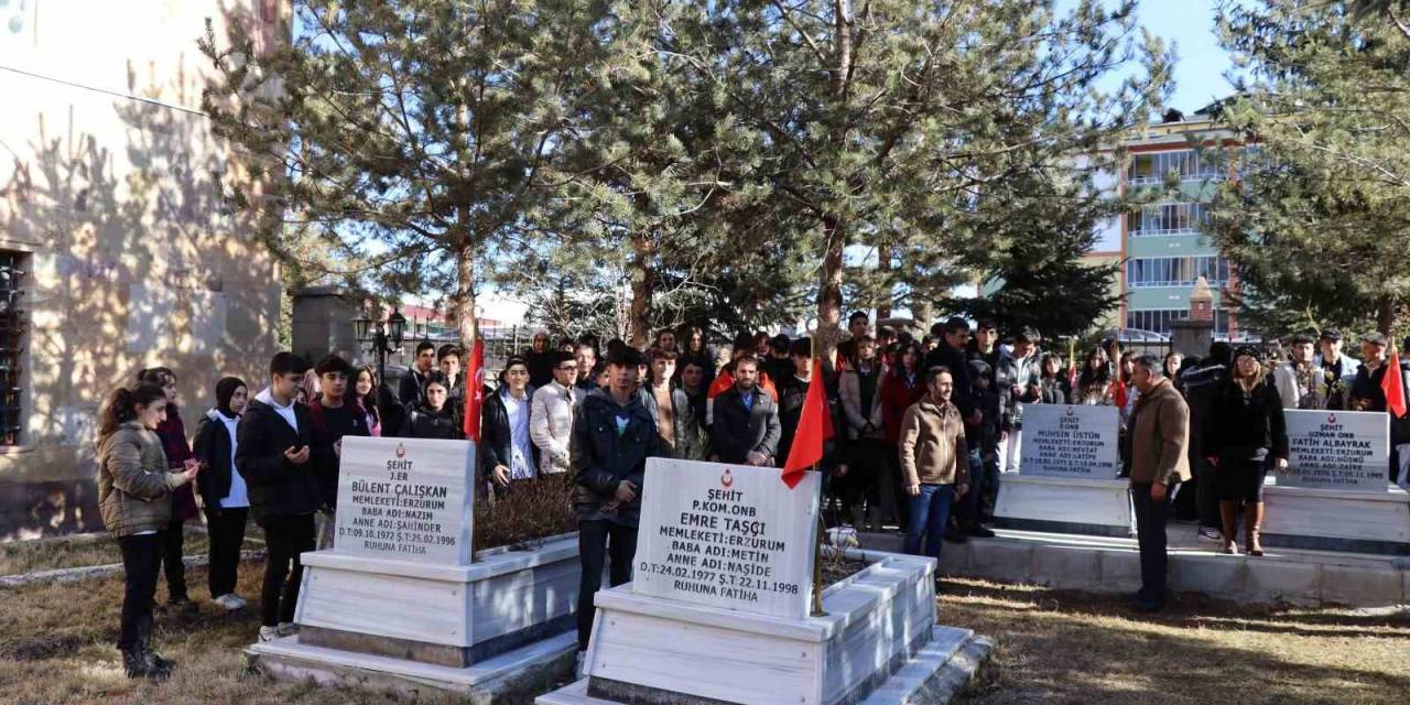 Öğrenciler Şehitliği Ziyaret Ederek Dua Etti