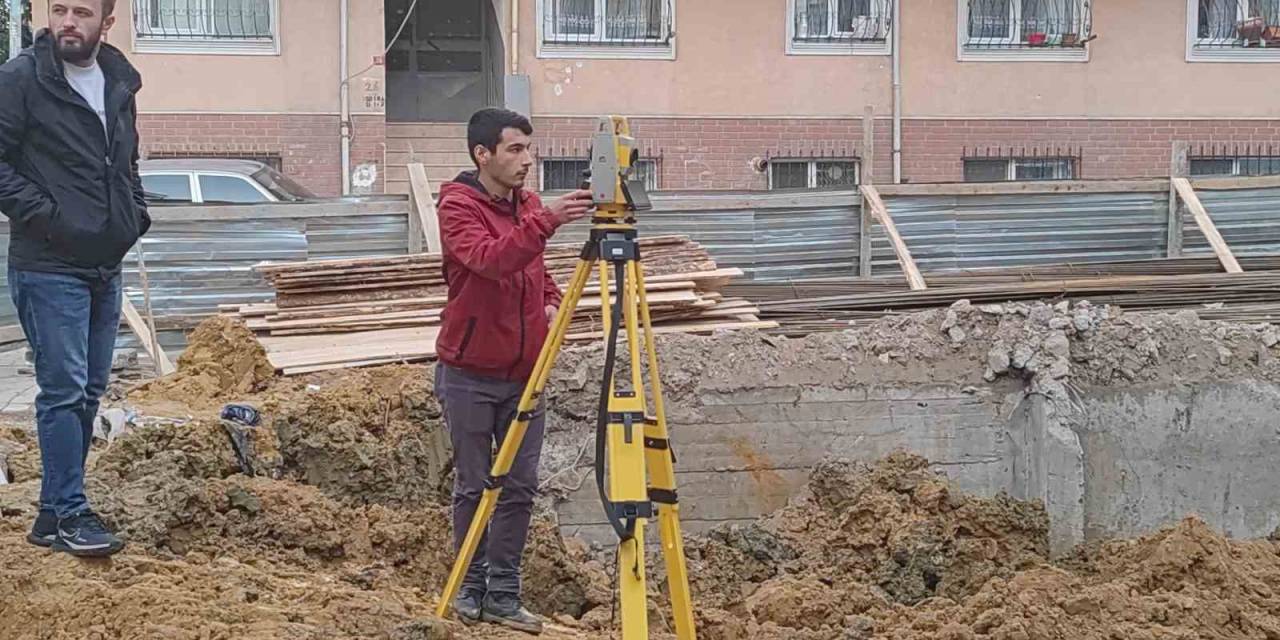 Sultangazi’de Temel Kazısı Sırasında Zarar Gören 2 Binadaki Çalışmalar Sürüyor