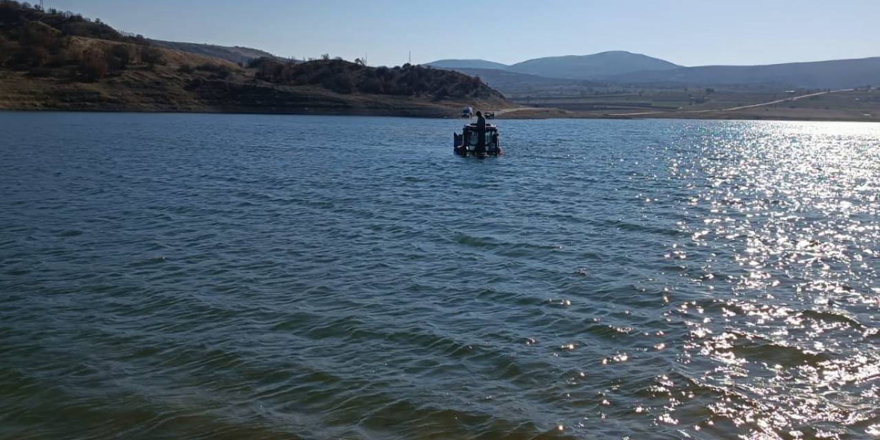 Traktörüyle Girdiği Baraj Gölünde Mahsur Kaldı