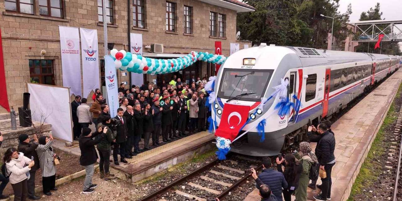 Burdur 15 Yıl Sonra Yolcu Trenine Güller Ekspres İle Kavuştu