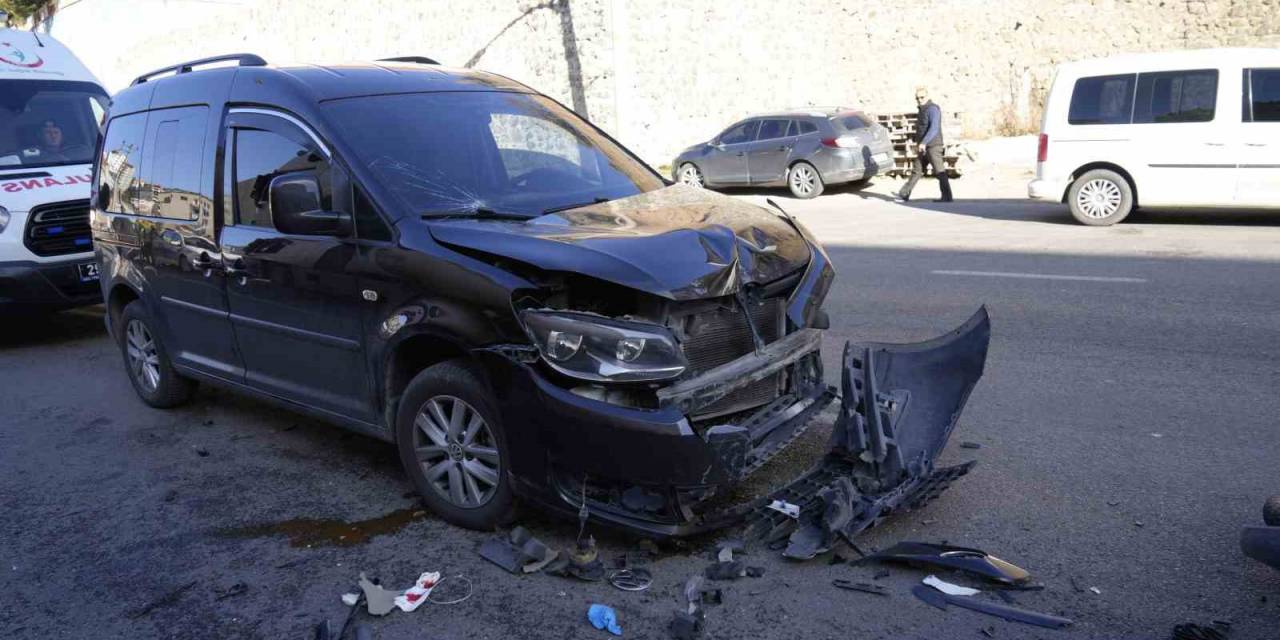 Hafif Ticari Araçla Kafa Kafaya Çarpışan Motorlu Kurye Yaralandı