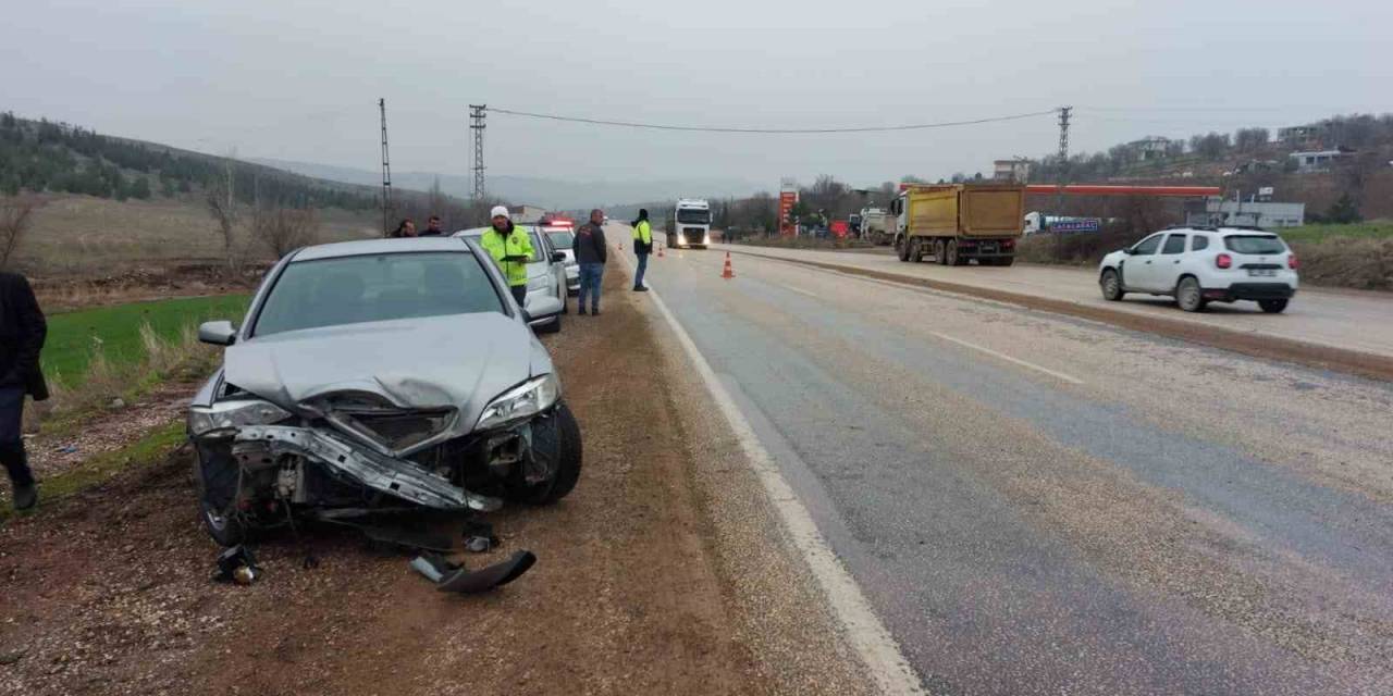 Otomobil Kamyona Çarptı: 2 Yaralı