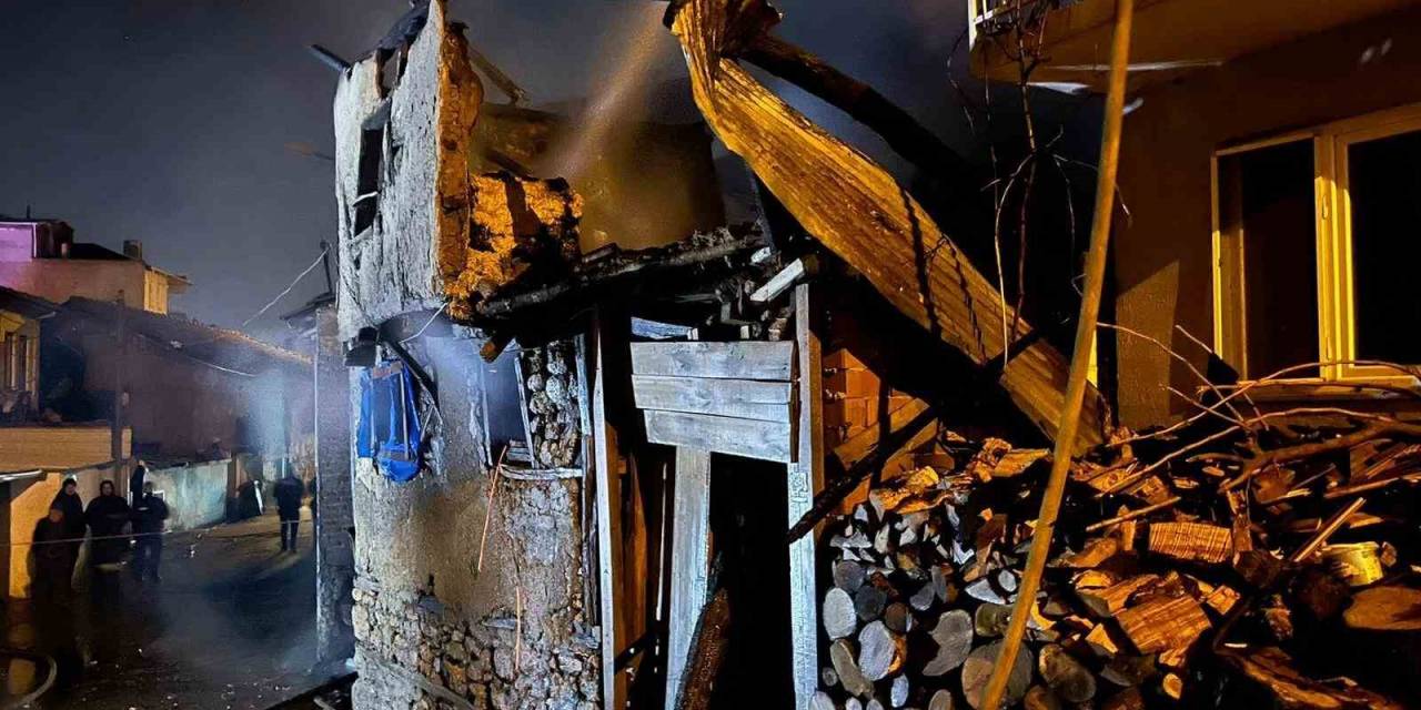 Bursa’da 10 Büyük Baş Hayvanın Telef Olduğu Yangının Boyutu Gün Ağarınca Ortaya Çıktı