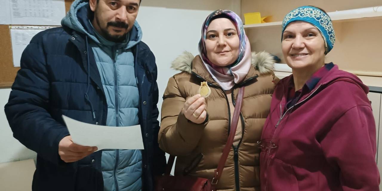 Otobüs Durağında Bulduğu Altın Kolyeyi Sahibine Teslim Etti