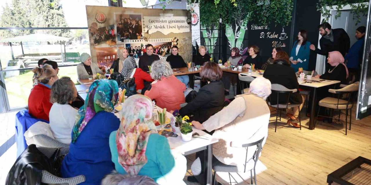 Emektar Öğretmenler Yıllar Sonra Yeniden Buluştu