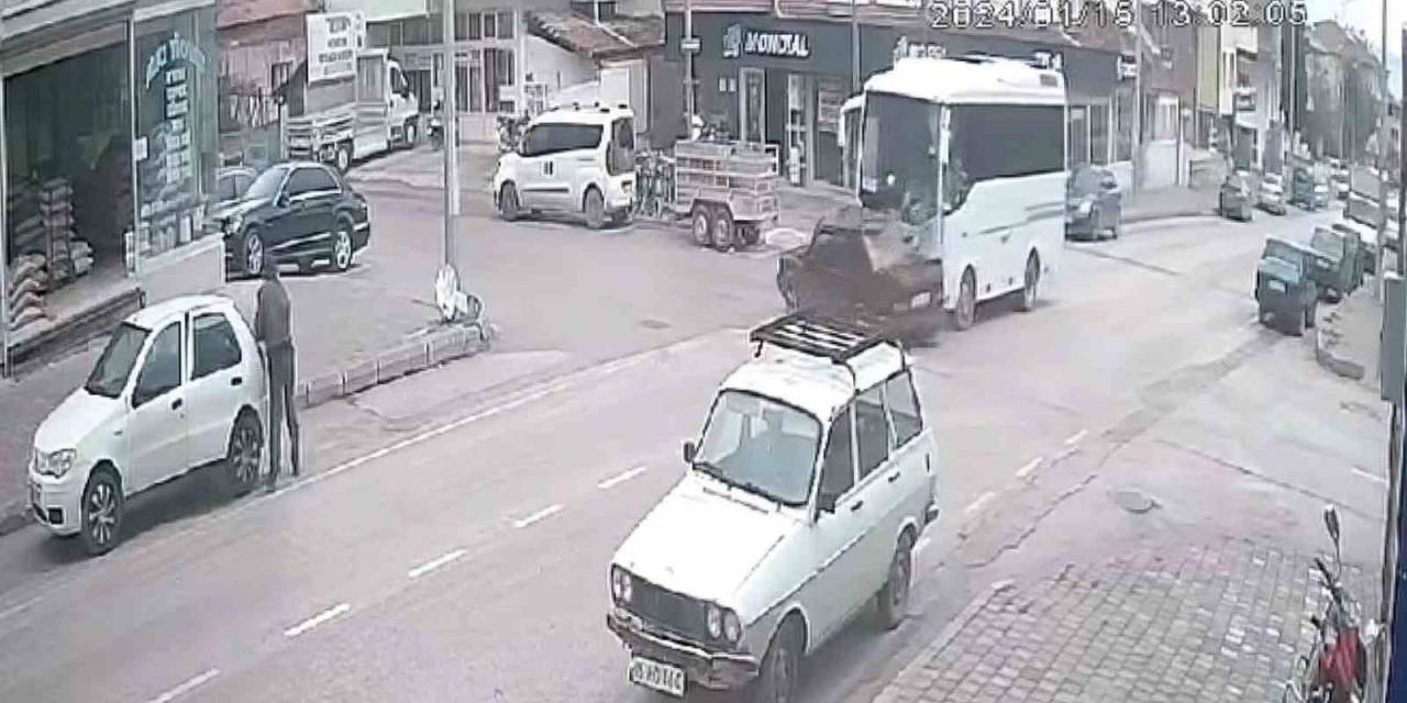 İki Aracın Arasında Kalmaktan Kıl Payı Kurtuldu, Kaza Anı Kameraya Yansıdı