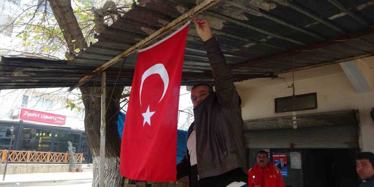 Kozan’da Esnaflar İş Yerlerini Türk Bayrakları İle Donattı