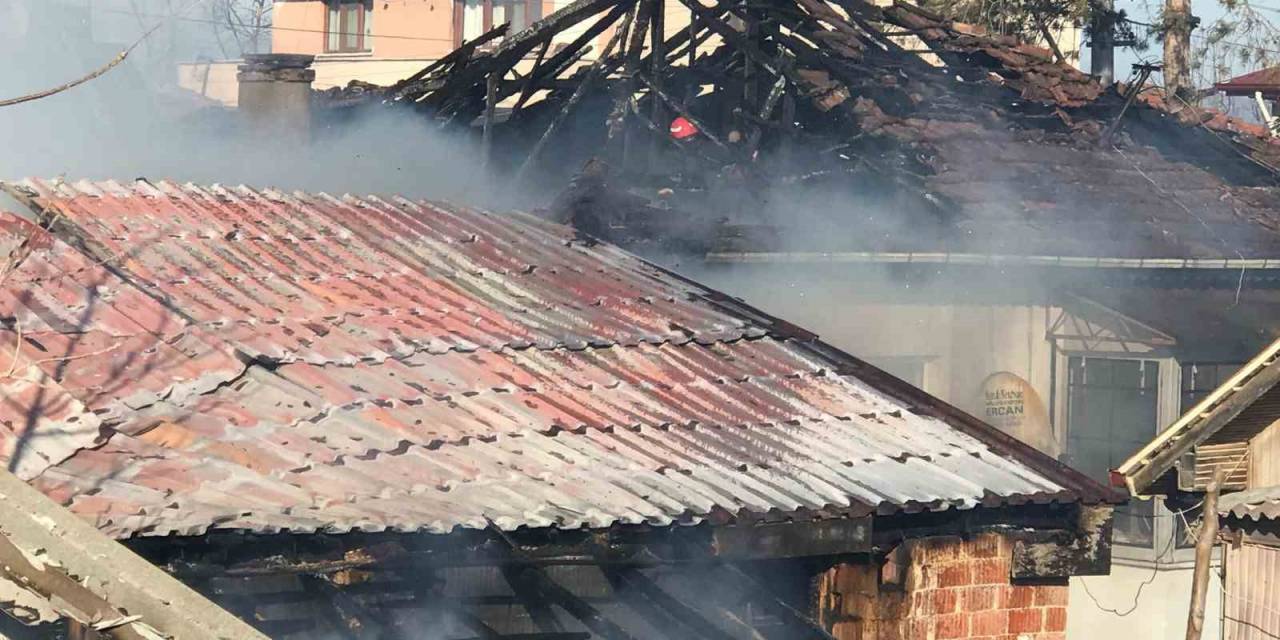 Sakarya’da Atölyedeki Yangın Mahalleliyi Sokağa Döktü