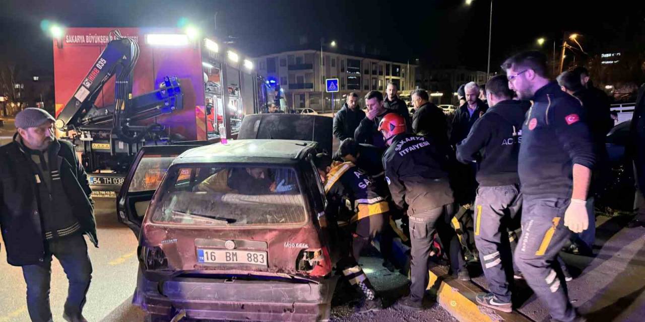 Kazada Araçta Sıkışan Kadını İtfaiye Kurtardı