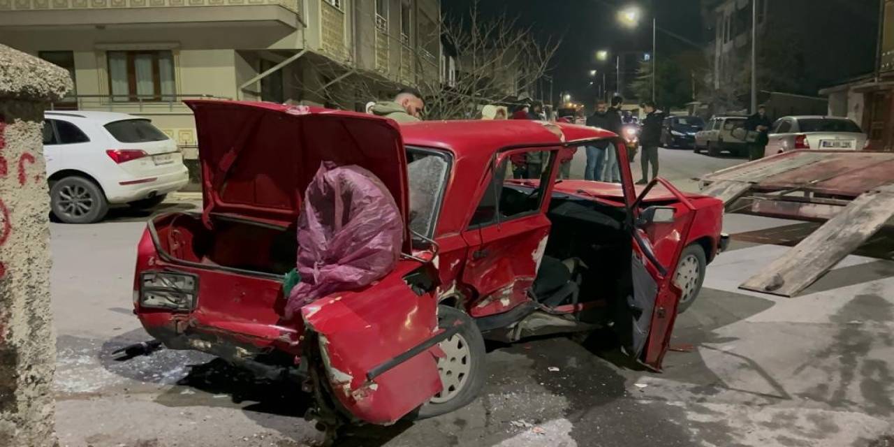 Sivas’ta Otomobiller Çarpıştı: 1’i Ağır 5 Yaralı