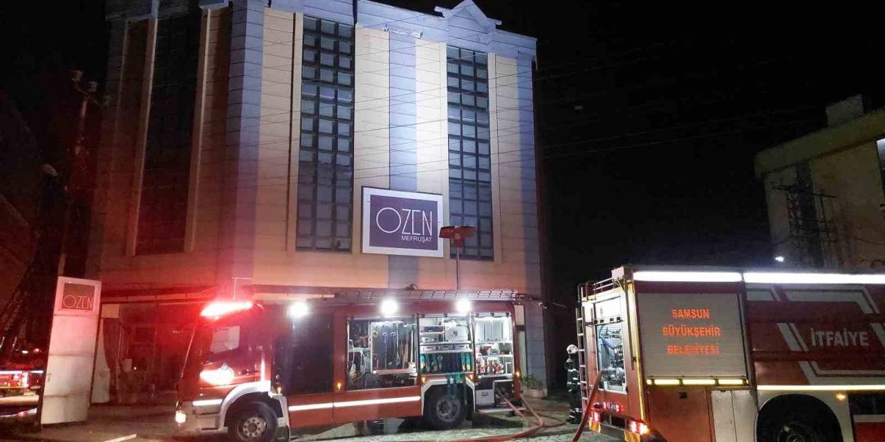 Samsun’da Mefruşat Mağazasının Çatısında Yangın