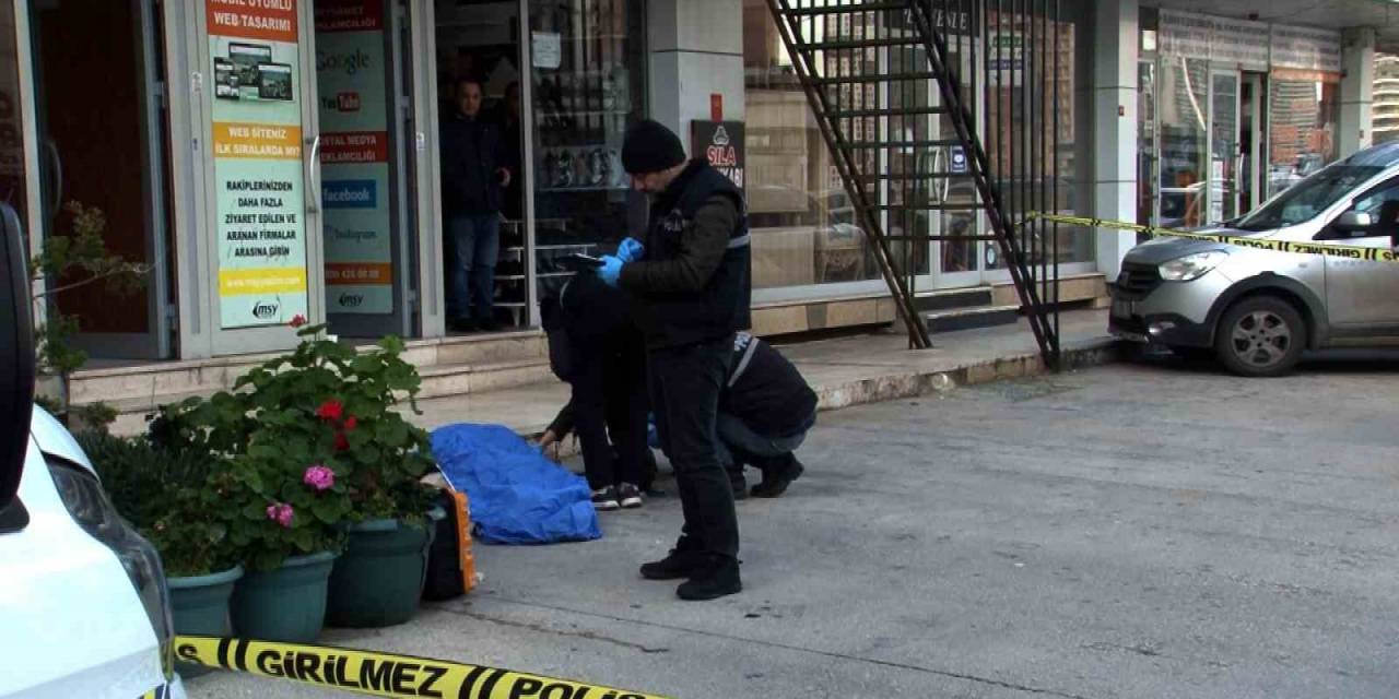 Beylikdüzü’nde 54 Yaşındaki Kadın Pasajın Çatısından Atlayarak İntihar Etti